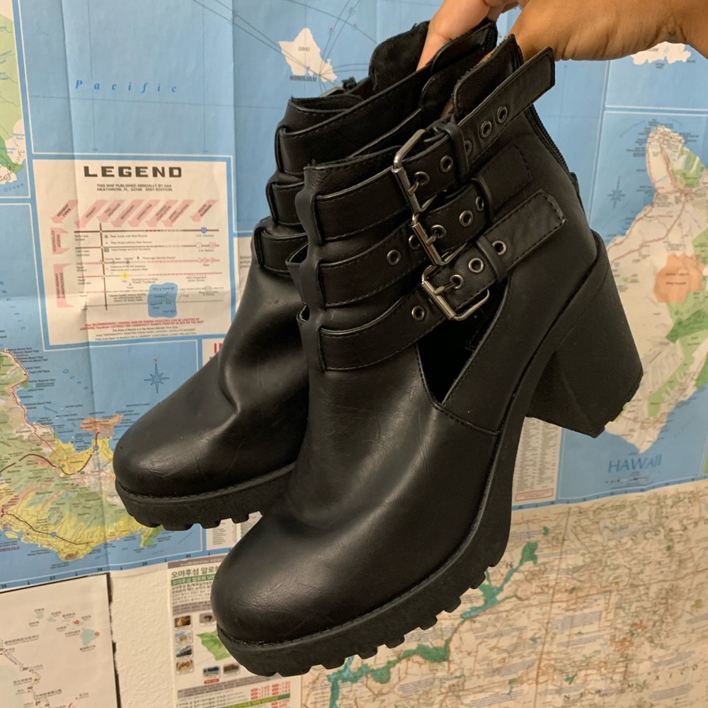 FOREVER 21 BLACK HEELED ANKLE BOOTS